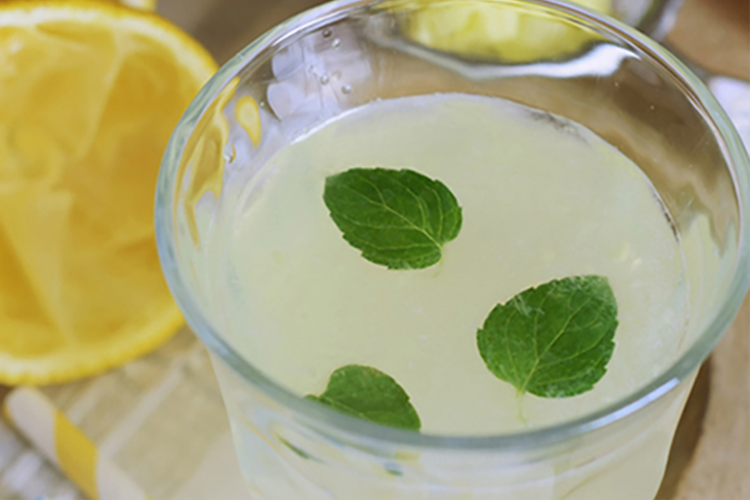 5 Delicious Drinks That’ll Help You De-Bloat 